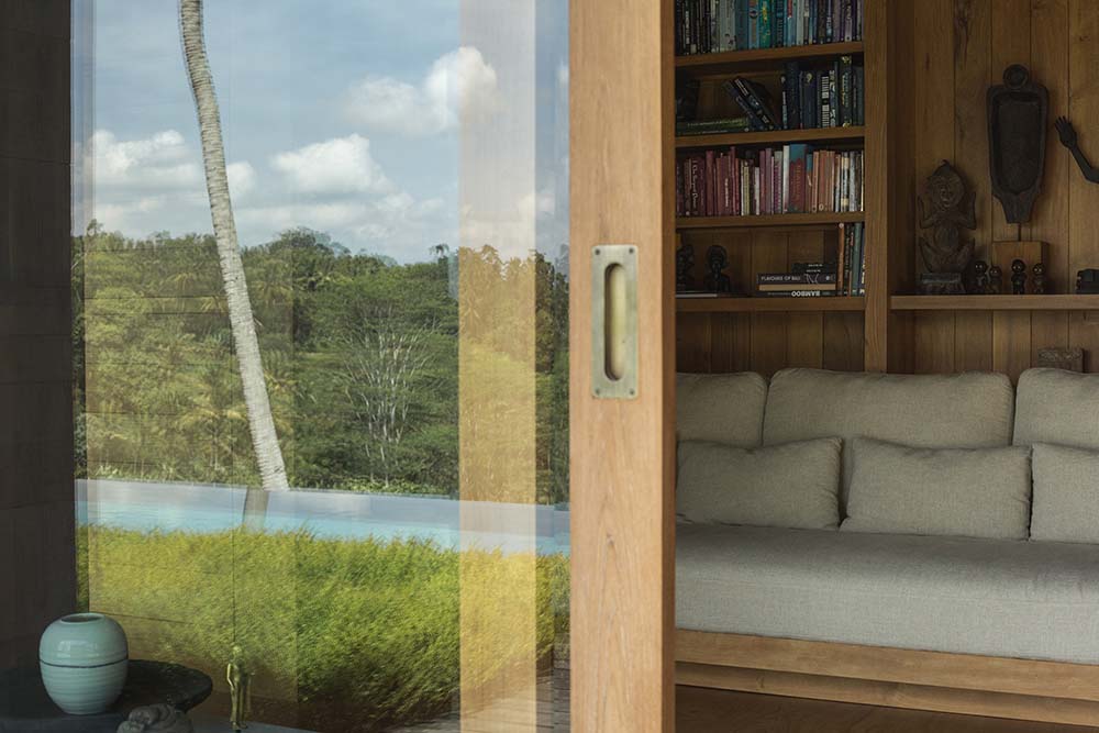 这是卧室的玻璃推拉门的近景，展示了木制框架和把手。