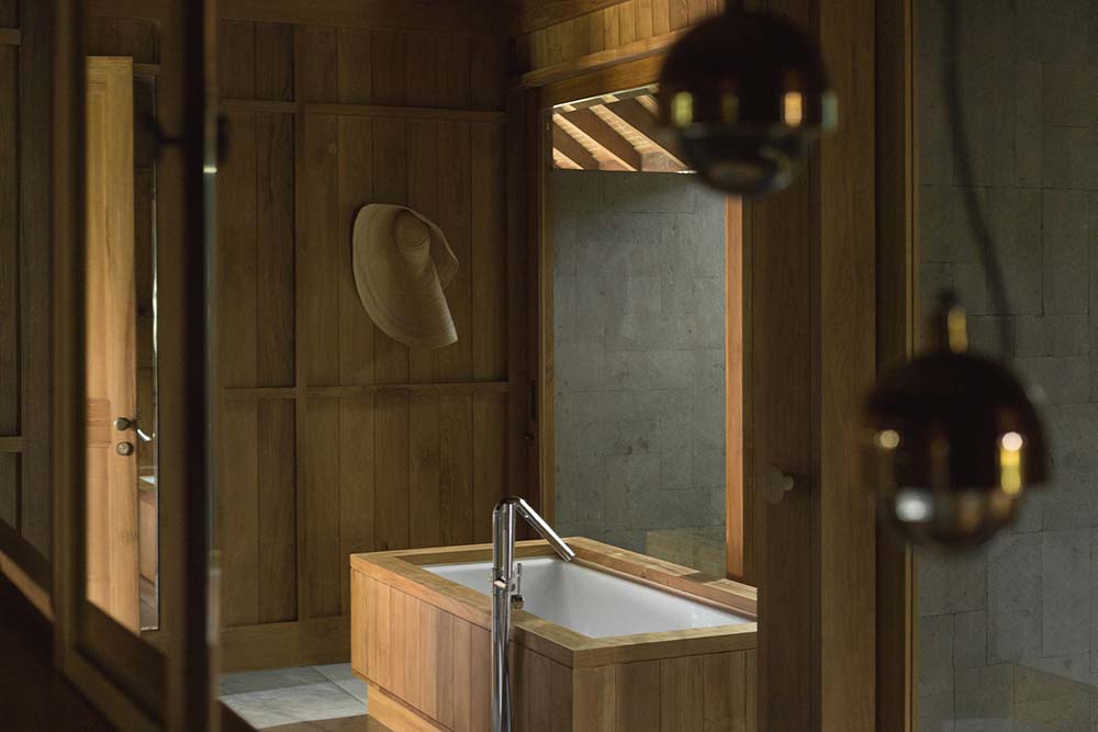这是浴缸房子的近景，与墙壁和天花板相匹配的木制元素。