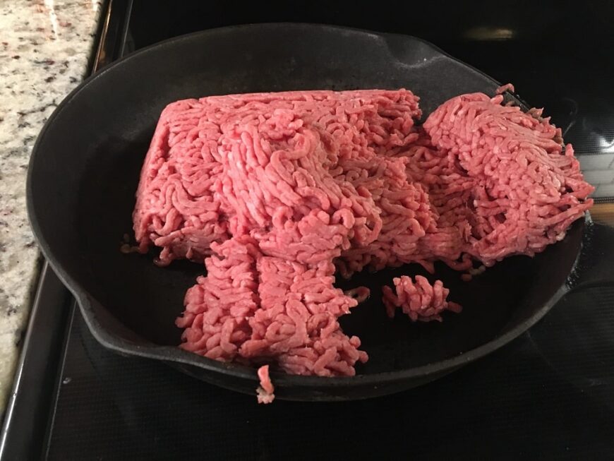 把碎牛肉放在铸铁煎锅里煎。