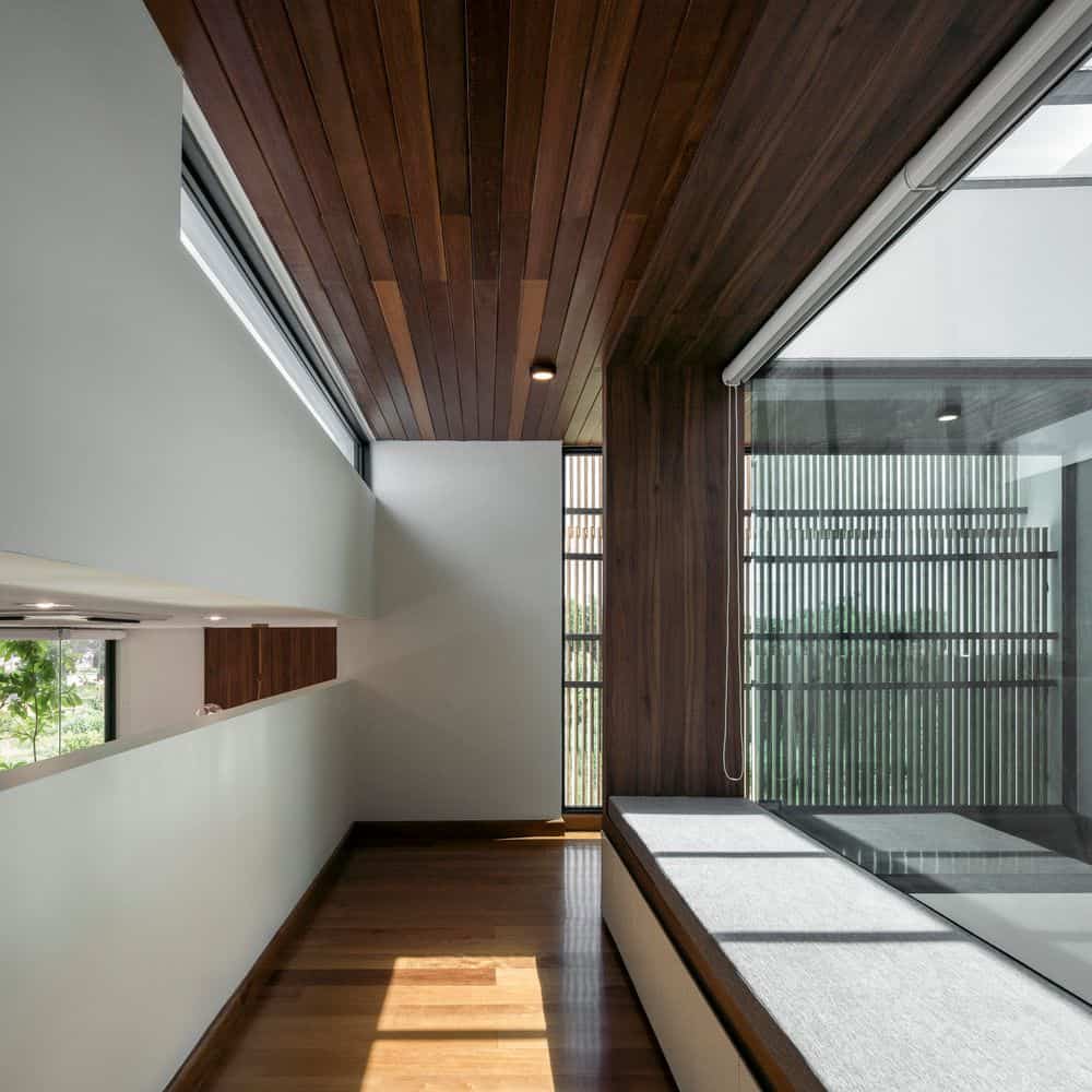 这是房子里的走廊，有硬木地板和配套的深色木质天花板。