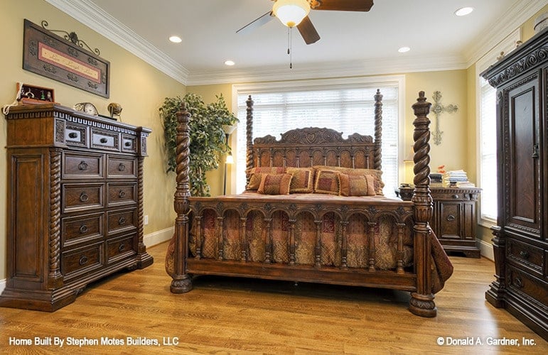 主卧室的特色是一张四柱床和镶有复杂细节的木柜。