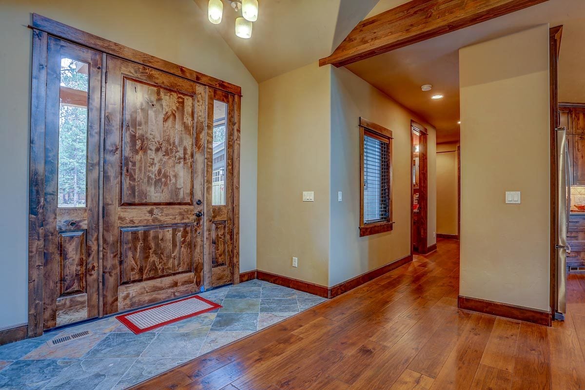 门厅设有一扇木质入口门，地板铺有瓷砖，可过渡到宽阔的木板地板。