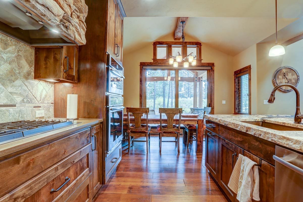 木质框架的窗户有助于增加厨房的亮度。