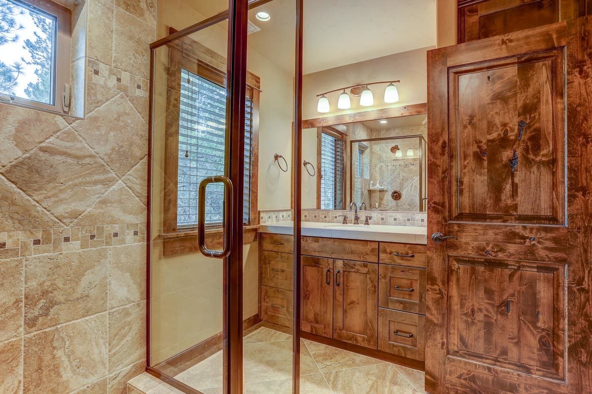 浴室提供一间步入式淋浴间和一个由玻璃壁灯照明的洗手台。