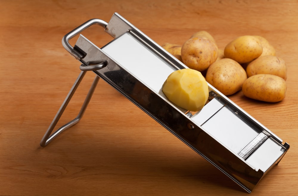 曼陀林切片机在切土豆。