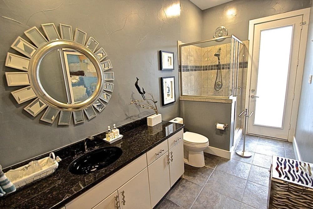 这间浴室配备了步入式淋浴间、马桶和带有日光镜的洗手台。
