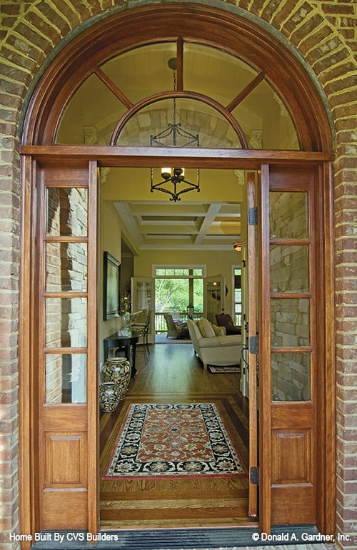 带有侧灯和横梁的拱形入口将自然光带入室内。