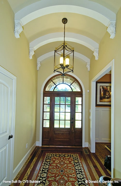 门厅的特点是用装饰横梁装饰的桶形穹顶天花板。