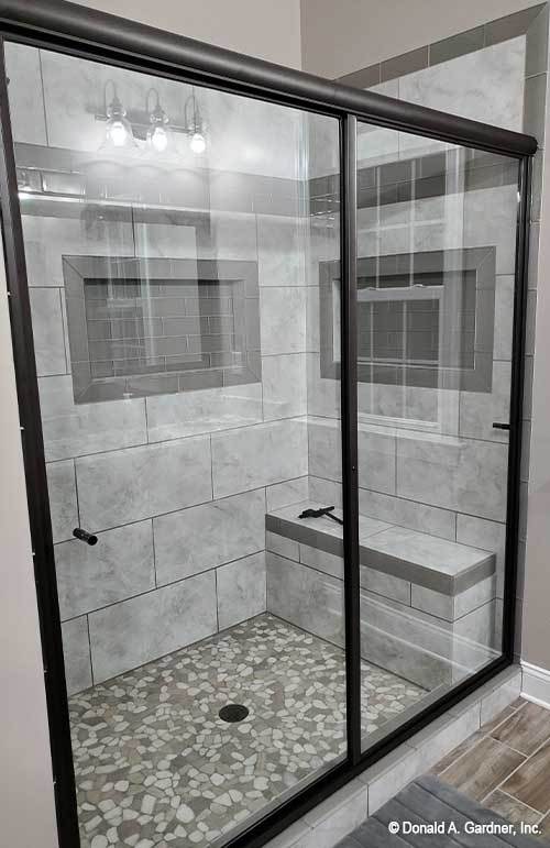 主浴室配有一间步入式淋浴间，里面有锻铁固定装置和一条瓷砖长凳。
