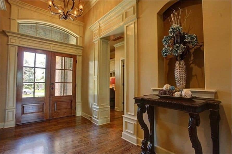 门厅里有一张木制的控制台桌子和一个装饰着花瓶的画廊壁龛。