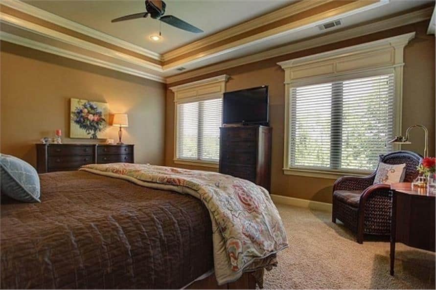 主卧室包括木制梳妆台和柳条躺椅。