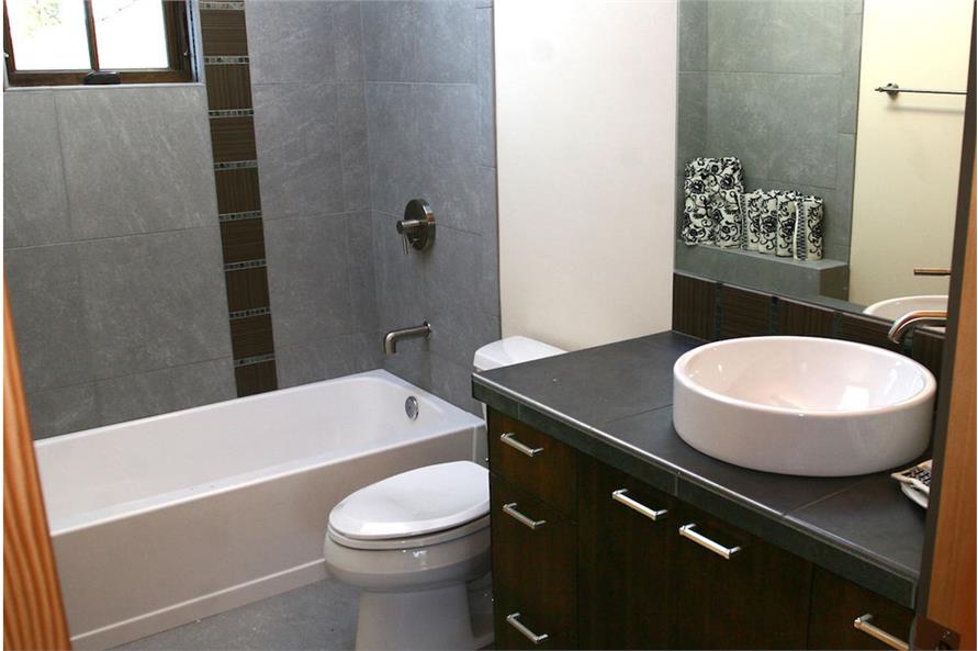 这间浴室配有洗手台、马桶、浴缸和淋浴。