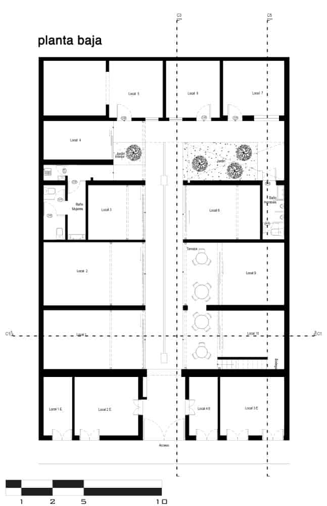 这是房子的一层平面图，展示了不同的房间和部分。