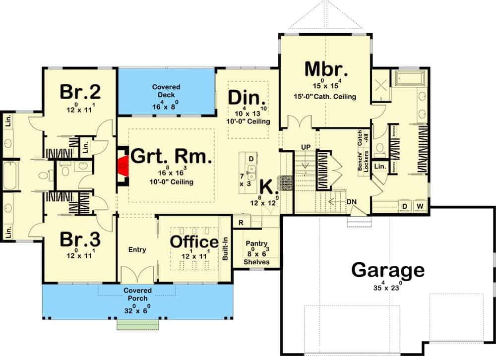 5卧室两层新美国住宅的主楼层平面图，前后门廊，入口，办公室，大房间，厨房，用餐区和三间卧室，包括主套房。