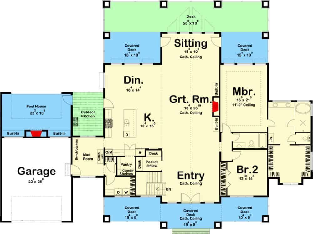 两卧室单层山湖住宅的主要平面平面图，带有前后门廊，门厅，大房间，厨房，用餐区，两间卧室，储藏室和位于车库后面的泳池房。