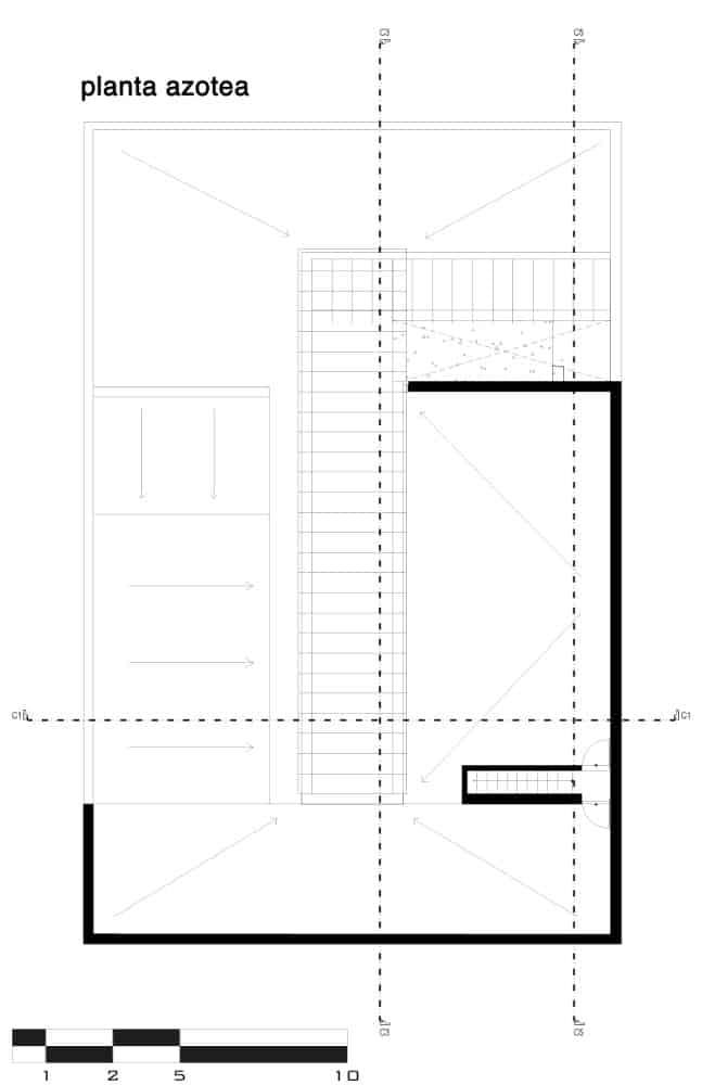 这是房子的屋顶平面平面图，展示了不同的房间和部分。