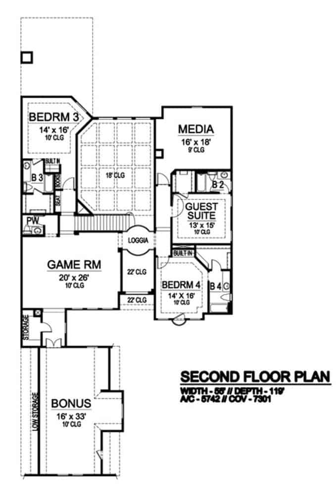 二楼平面图有三间卧室，一间游戏室，媒体室和车库上方的奖金室。