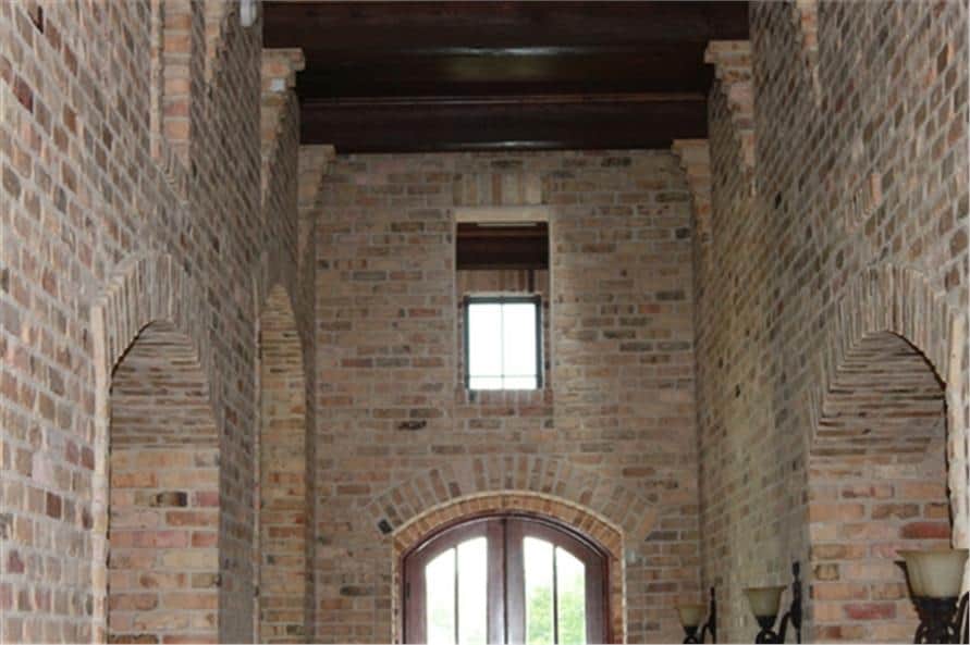 装饰拱门和砖墙贯穿整个室内。