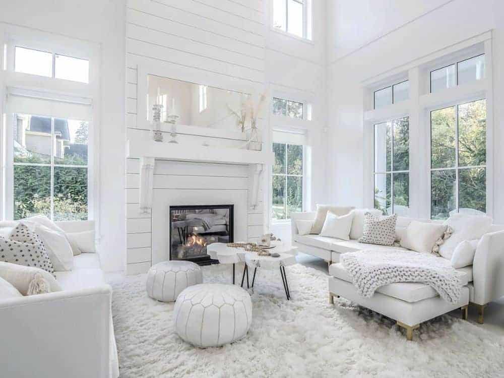 与白色的组合沙发,客厅匹配奥斯曼,树桩的咖啡桌,玻璃幕墙壁炉。