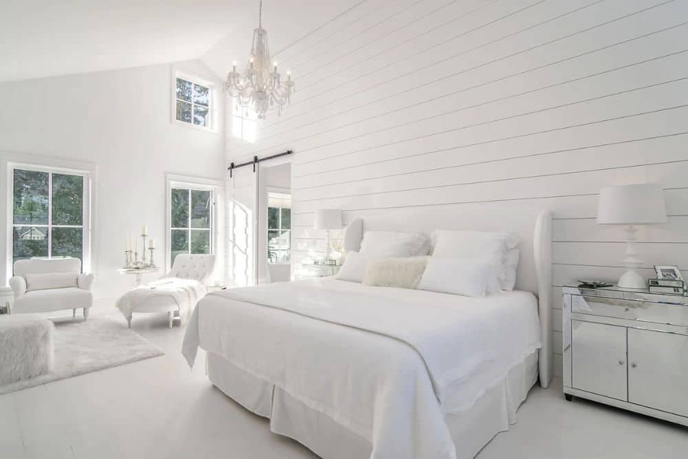 主卧室包括宽敞的客厅里充满了白色的座椅和长毛绒地毯。