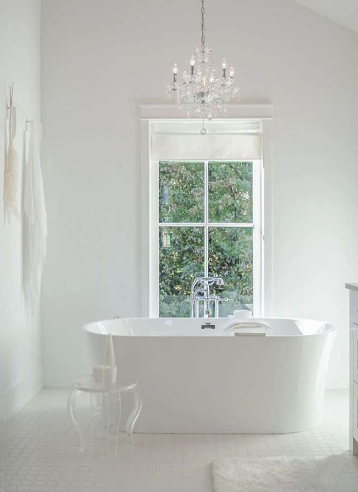 主浴室有一个独立式浴缸与鬼方补充表和一个水晶吊灯。