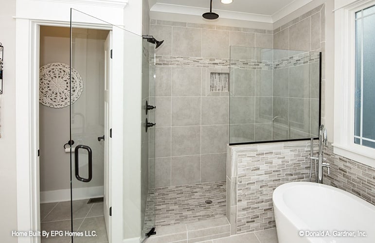 主浴室带有步入式淋浴，抽水马桶和独立浴缸。