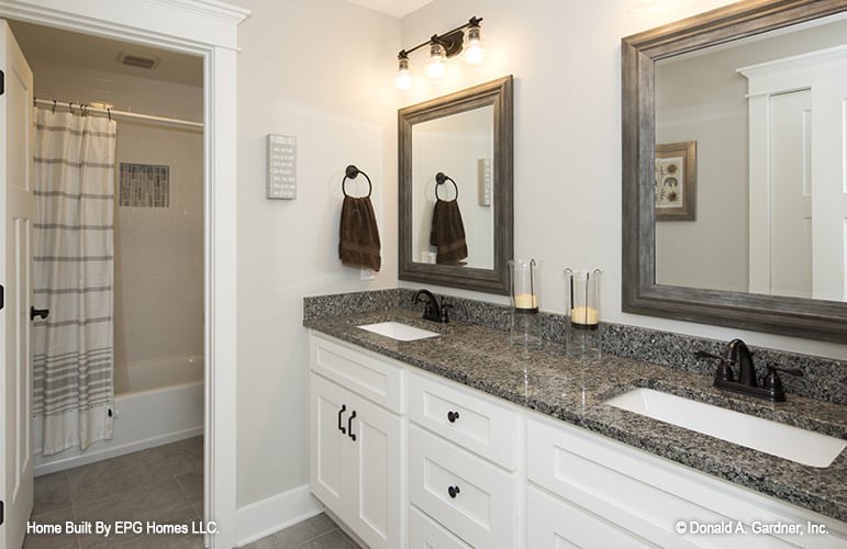 浴室设有双洗手池梳妆台和湿房，配备浴缸和淋浴组合。