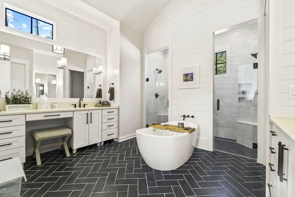 主浴室配备了一个双洗手台、一个深泡浴缸和一个带两扇铰链门的步入式淋浴间。