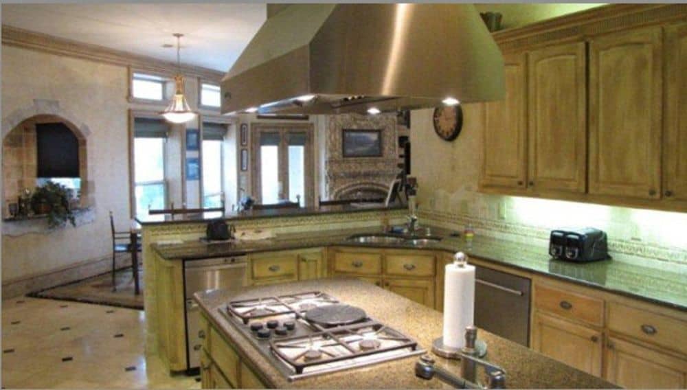 角落的水槽和内置灶台使厨房更加完整。