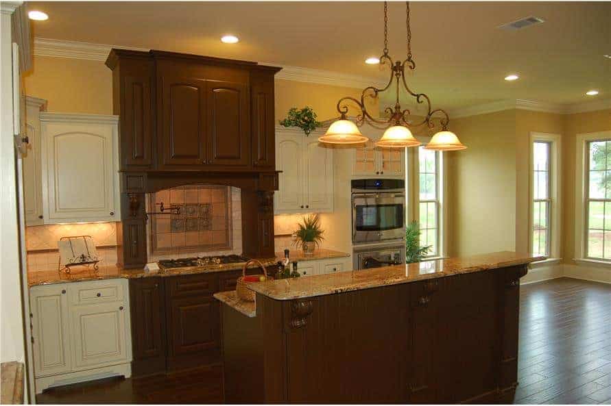 凹形的顶灯和华丽的玻璃吊坠为厨房营造了舒适的氛围。