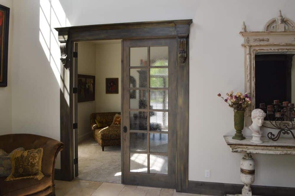 法国一个木制的门打开进入家庭办公室。