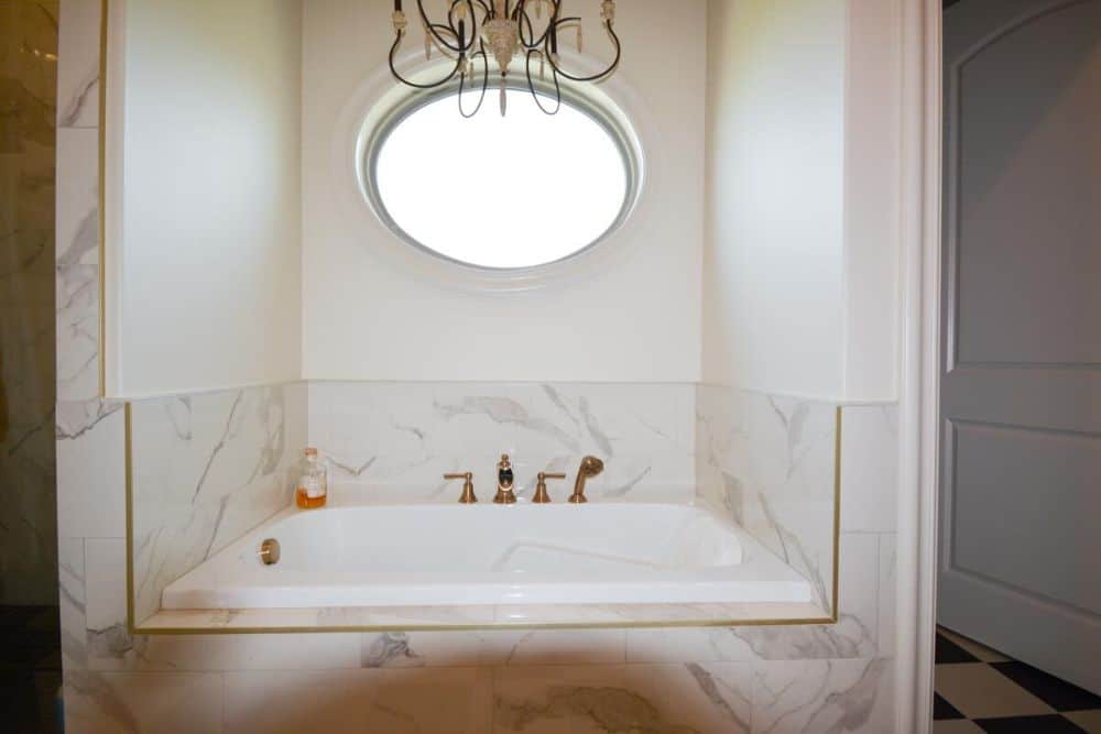 深浸泡浴缸大理石连壁和铜装置。