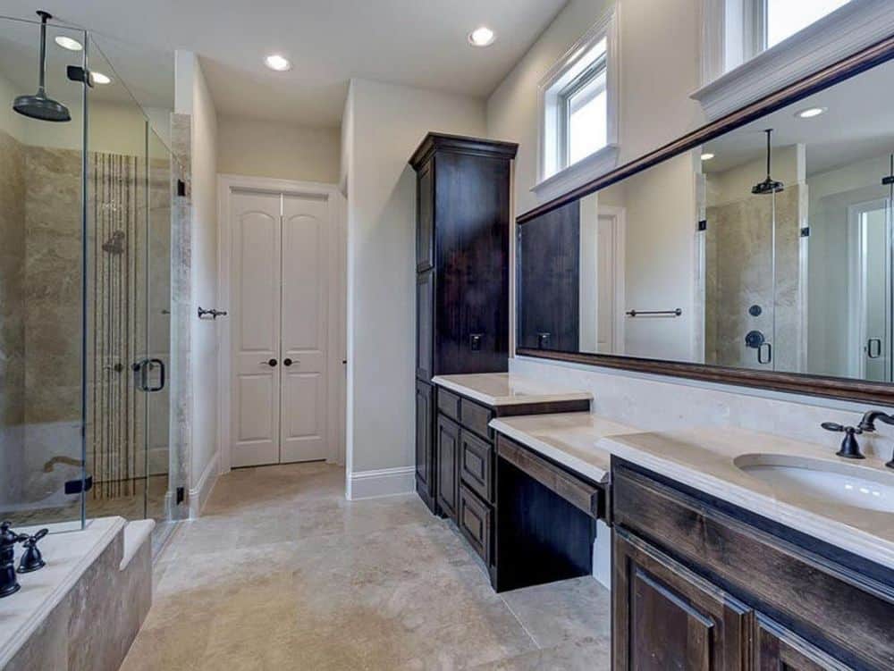 主浴室配有大型虚荣,深浸浴缸,一个步入式淋浴,和一个衣柜。