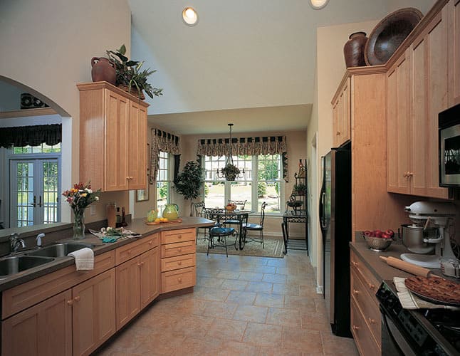 厨房提供轻木橱柜，双碗水槽，和一个服务柜台。对面是带一套圆形餐具的早餐角落。