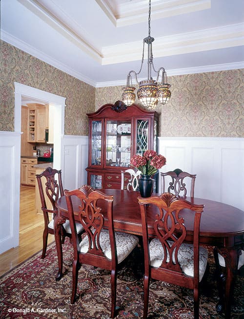 正式的餐厅有台阶天花板，护壁墙，椭圆形的餐厅，和配套的瓷器柜。