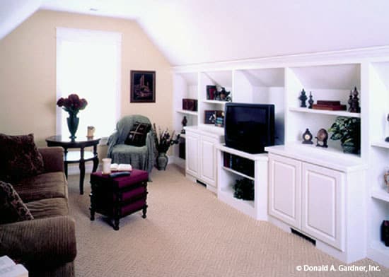 奖励房间有一个凹天花板，白色的内置设备，和舒适的座椅。