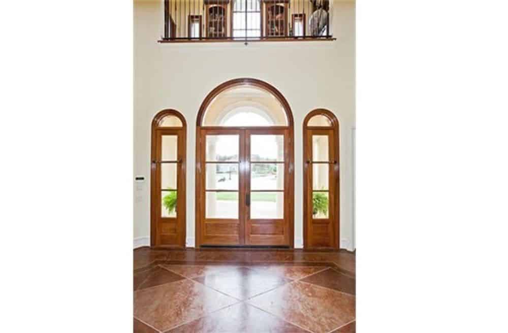 大门厅与瓷砖地板和法式入口门两侧侧灯。