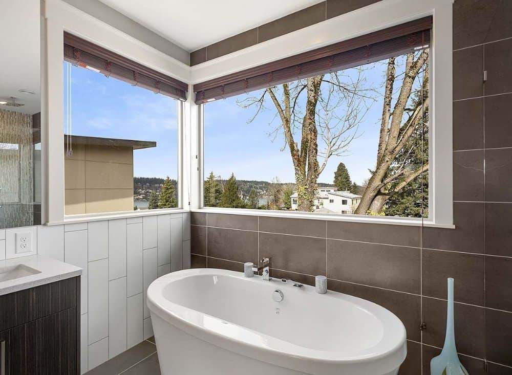 独立的浴缸放置在角落窗户的下方。