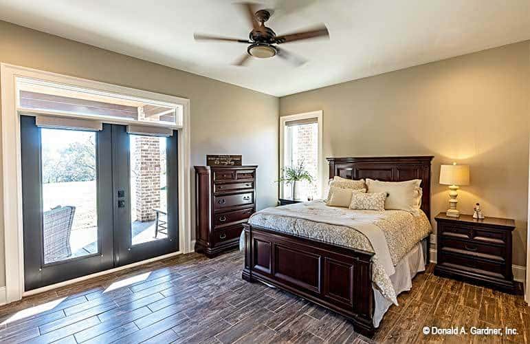 玄关访问和一个舒适的木制床上的另一个卧室实木地板。