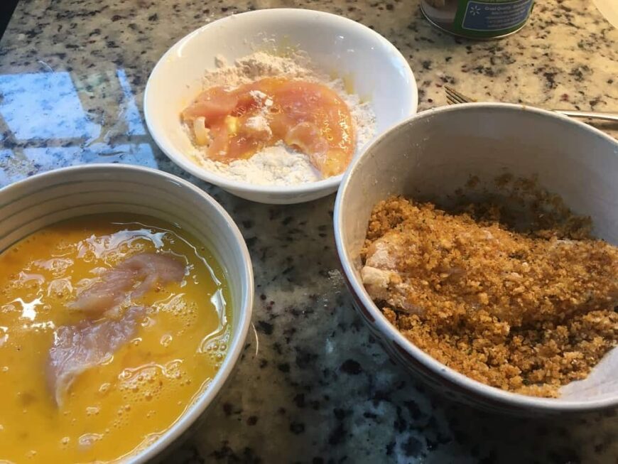 鸡柳浸在三个碗里。