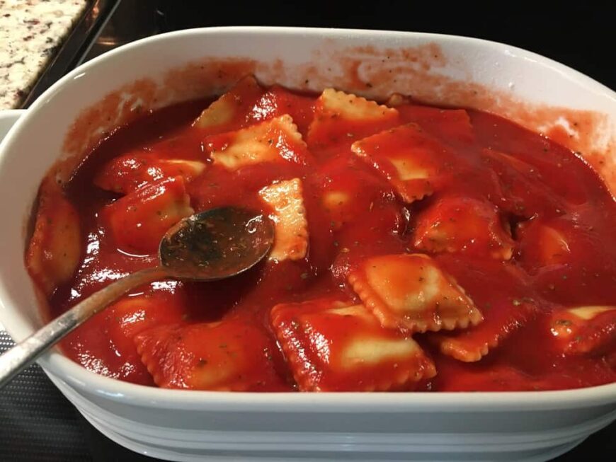 馄饨和番茄酱放在砂锅里。