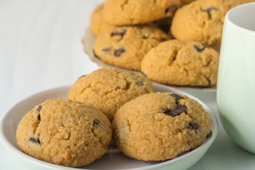 这是一组健康的椰子粉巧克力饼干。