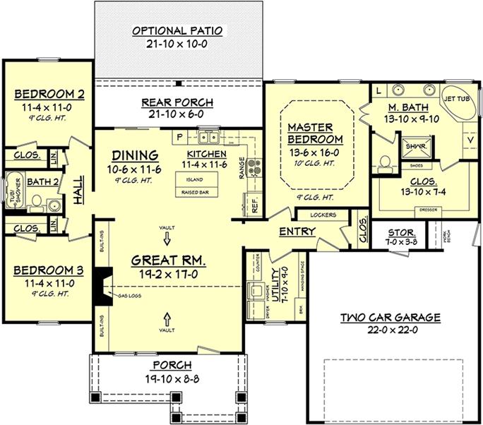 三卧室单层别墅风格住宅的主要楼层平面图，带有前后门廊，大房间，厨房，用餐区，杂物间和通往车库的储藏室。