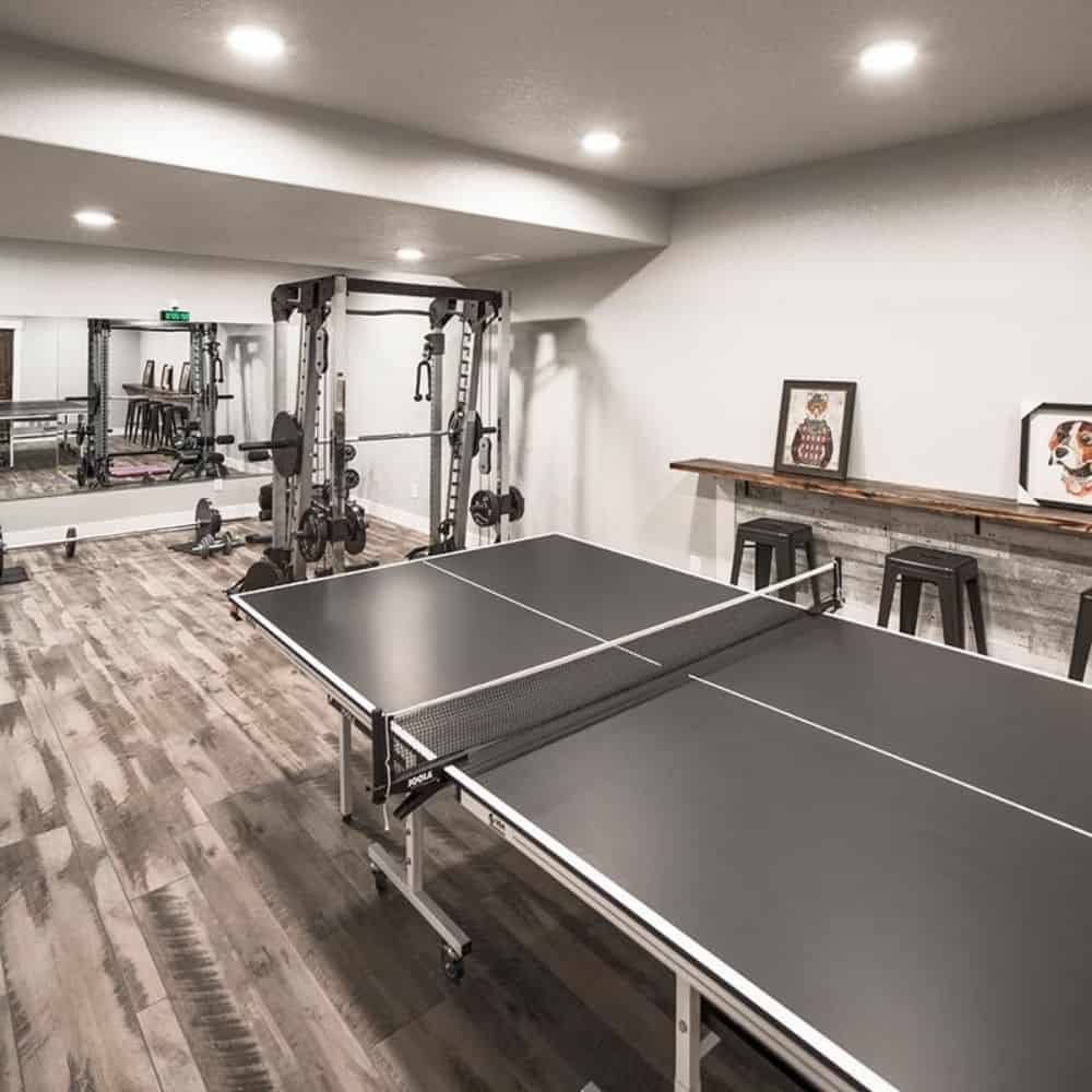 娱乐室里有乒乓球桌、健身器材和一个内置的酒吧。