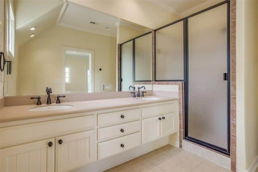 主浴室双水槽虚荣和浏览淋浴用磨砂玻璃面板。