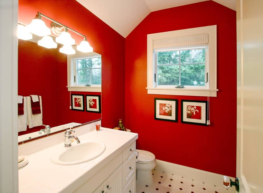这间浴室以凹形天花板和装饰有黑色边框艺术品的墙壁为特色。