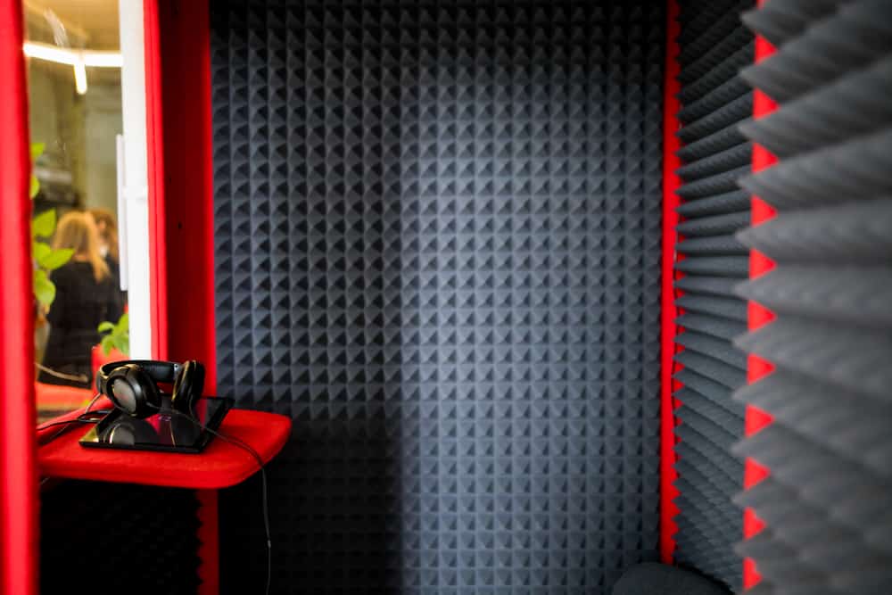 这是一个带隔音墙的录音室的内部外观。