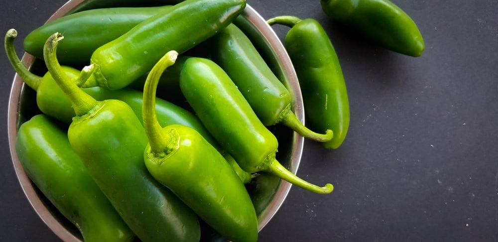 几片新鲜的绿色墨西哥胡椒。