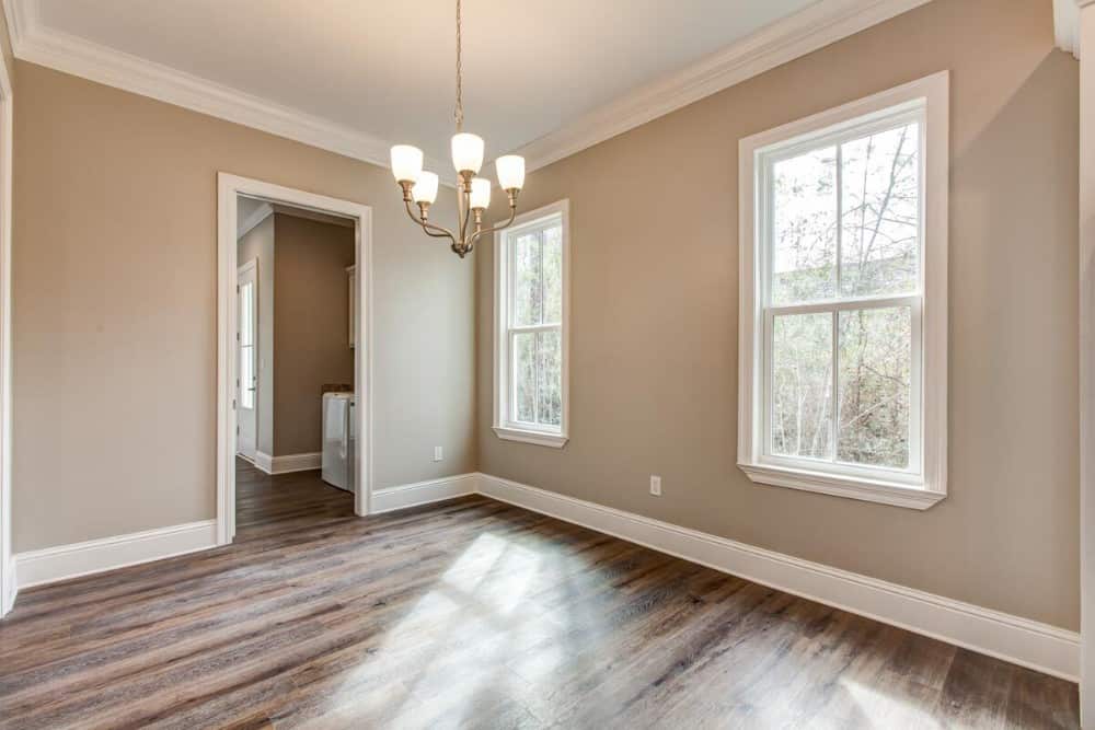 卧室配有硬木地板和白色框架窗，引入自然光线。