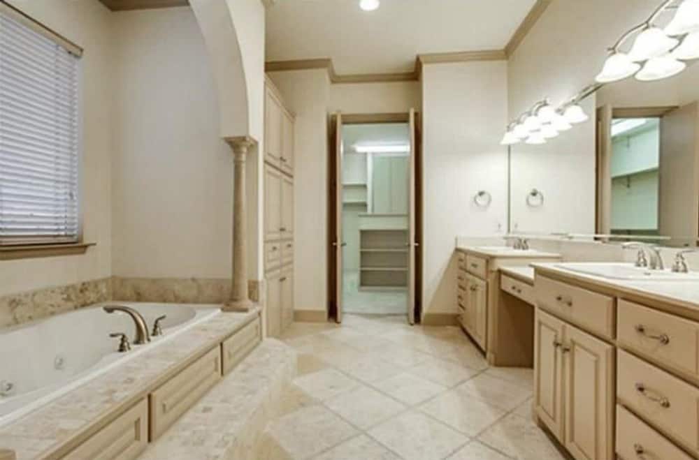 主浴室包括一个双水槽梳妆台以及亚麻和步入式衣橱。
